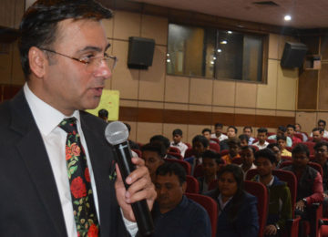 Dr. Lalit Arora addressing a live audience