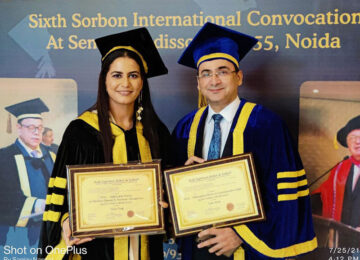 Dr. Lalit Arora receiving a convocation award on stage